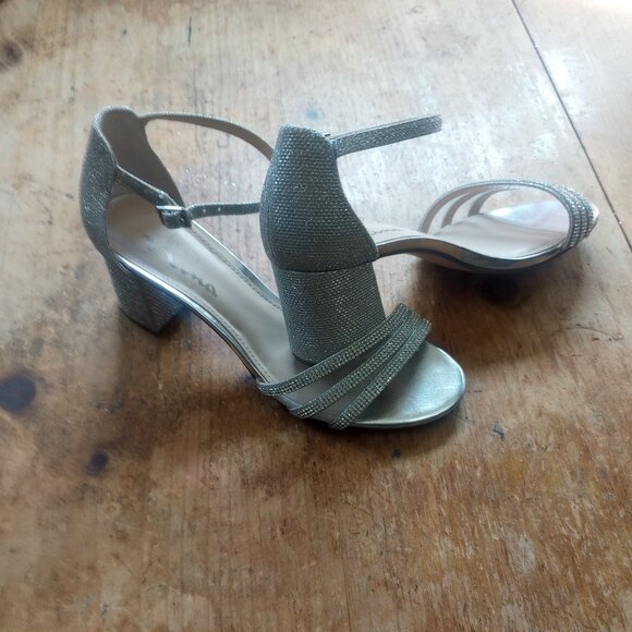 Touch of Nina Silver Glitter Heels - Picture 1 of 4